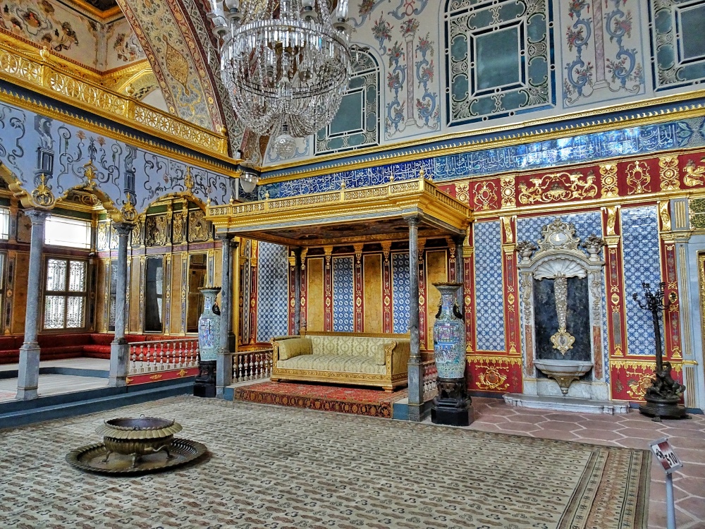 Topkapi-Palace-Harem-Imperial-Hall-7.jpg